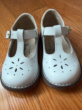 Footmates Sherry White T-Strap Dress Shoes - Size 5 Wide